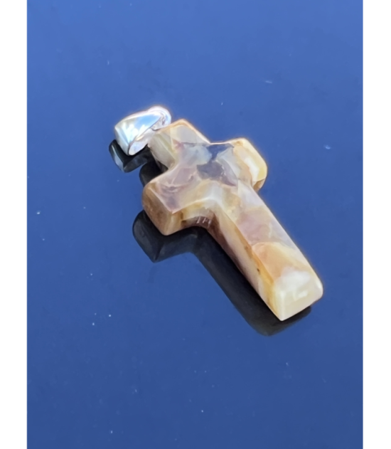 Mały krzyżyk z naturalnego bursztynu bałtyckiego ze srebrną krawatką (ok. 3 cm x 1,8 cm)