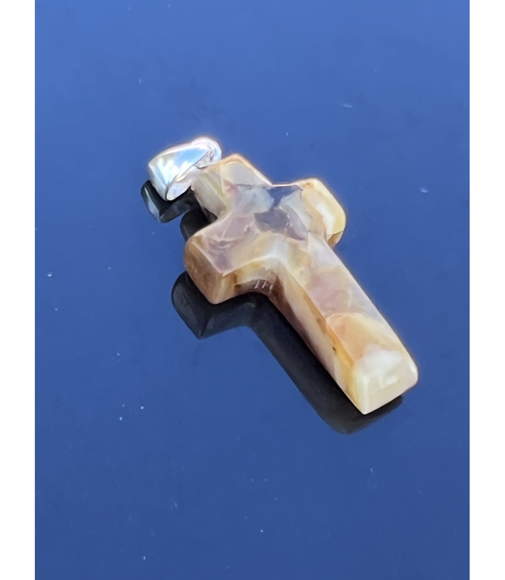 Mały krzyżyk z naturalnego bursztynu bałtyckiego ze srebrną krawatką (ok. 3 cm x 1,8 cm)