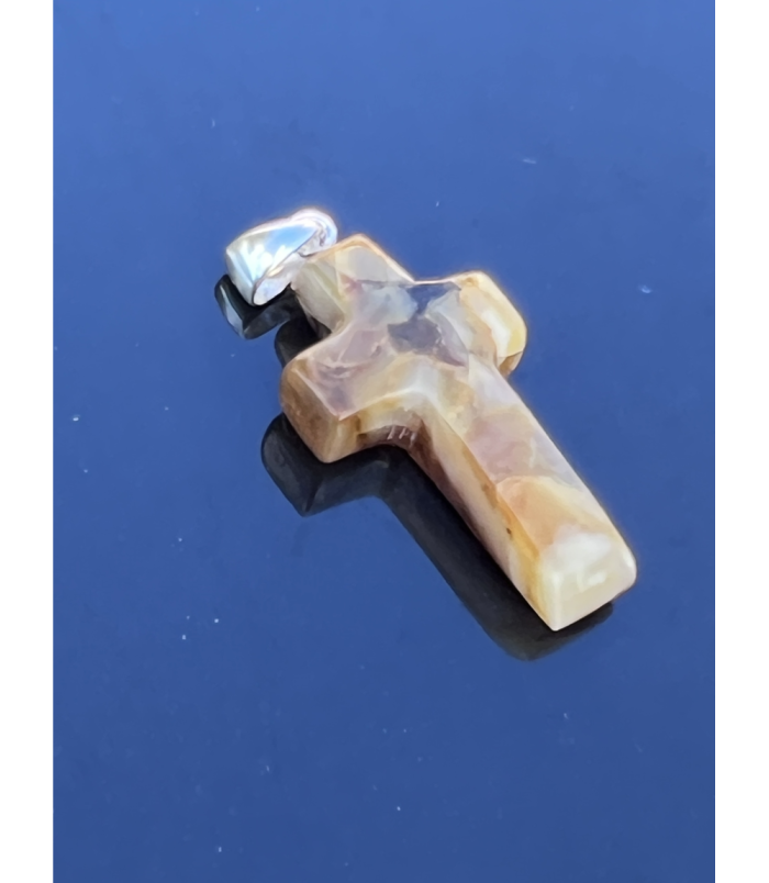 Mały krzyżyk z naturalnego bursztynu bałtyckiego ze srebrną krawatką (ok. 3 cm x 1,8 cm)