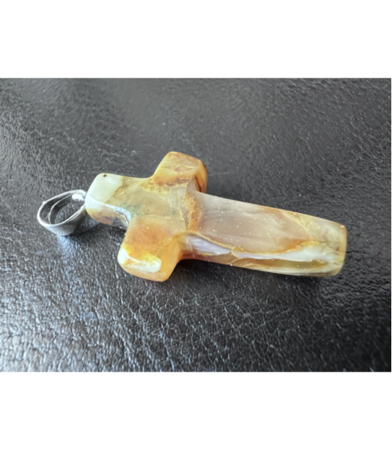 Mały krzyżyk z naturalnego bursztynu bałtyckiego ze srebrną krawatką (ok. 3 cm x 1,8 cm)