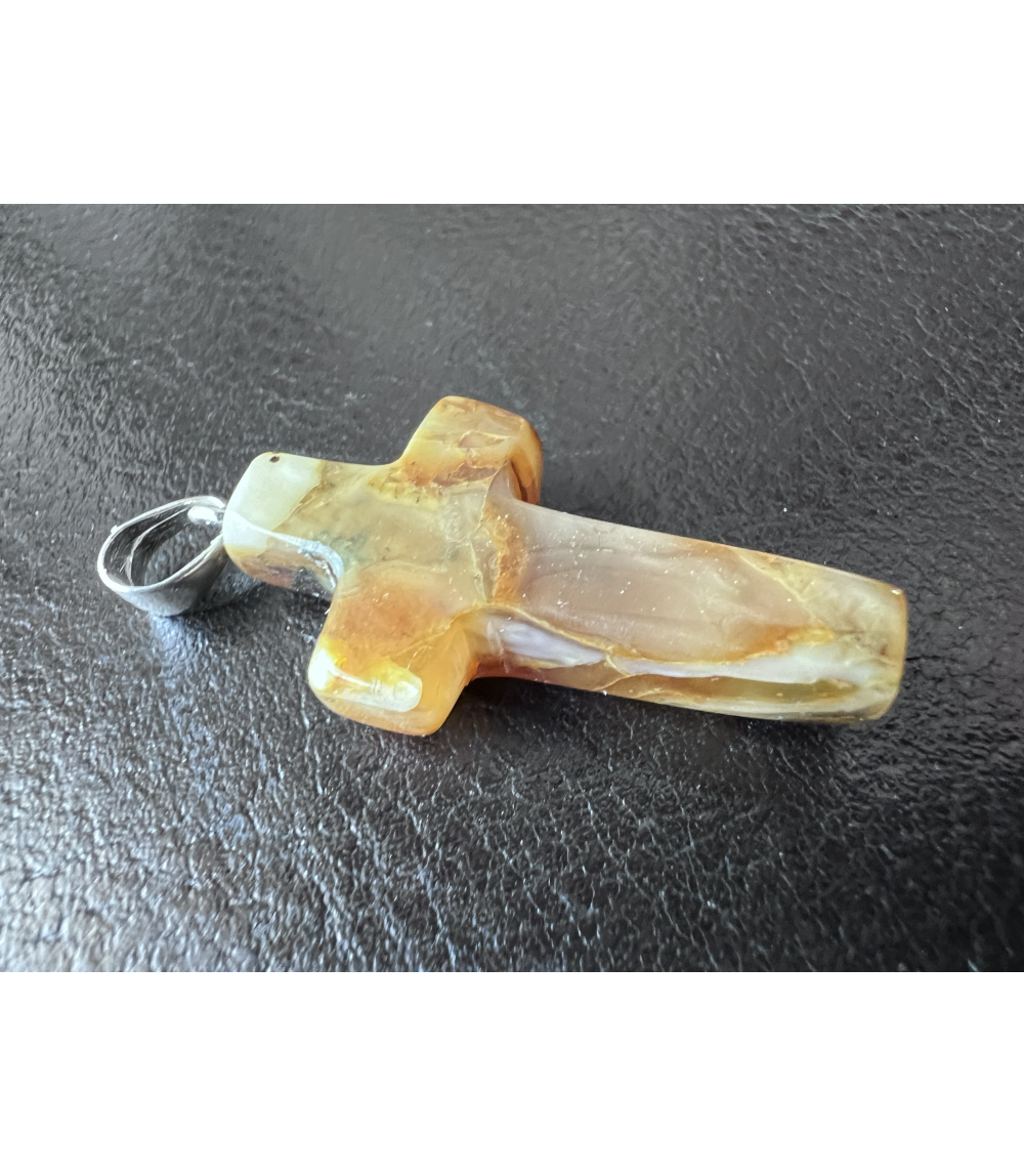 Mały krzyżyk z naturalnego bursztynu bałtyckiego ze srebrną krawatką (ok. 3 cm x 1,8 cm)