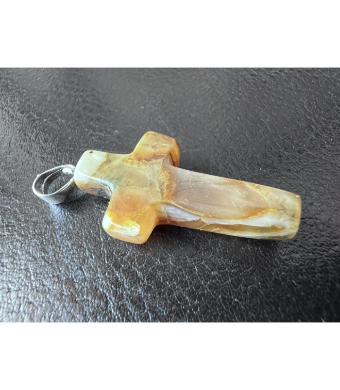 Mały krzyżyk z naturalnego bursztynu bałtyckiego ze srebrną krawatką (ok. 3 cm x 1,8 cm)